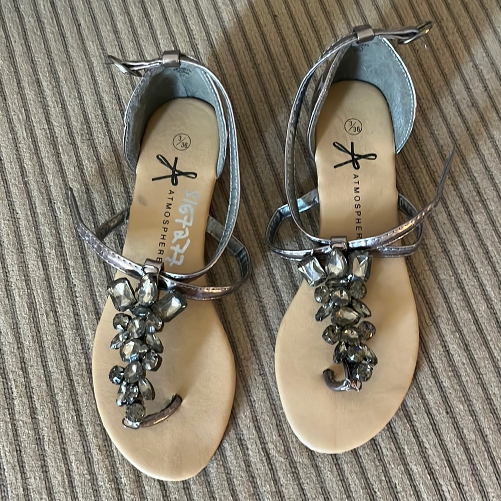 Womens sandals. Good condition!! Worn once